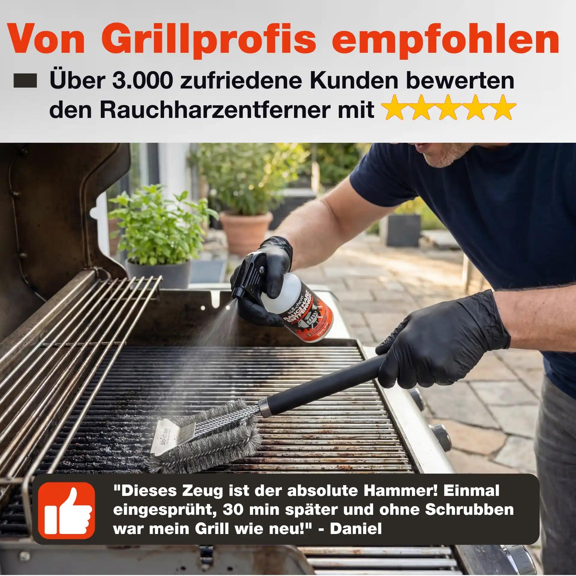 Person reinigt Grillrost mit Bürste und Sprühreiniger im Außenbereich