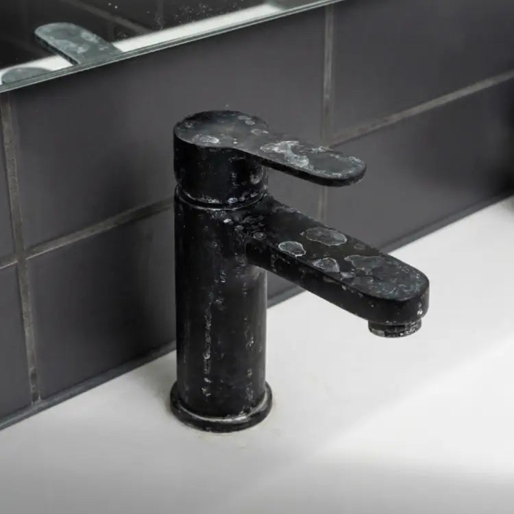 Armatur Schwarz Kalk Badezimmer
